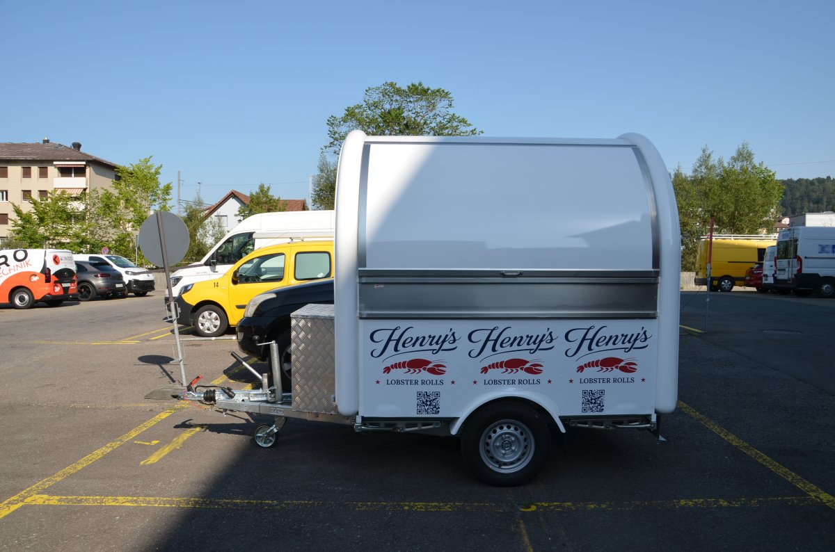 Henry's Foodtruck passt auf ein übliches Parkfeld von der Länge...